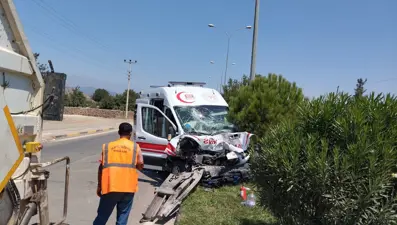 Ambulans ile tanker çarpıştı: 3 sağlıkçı yaralı