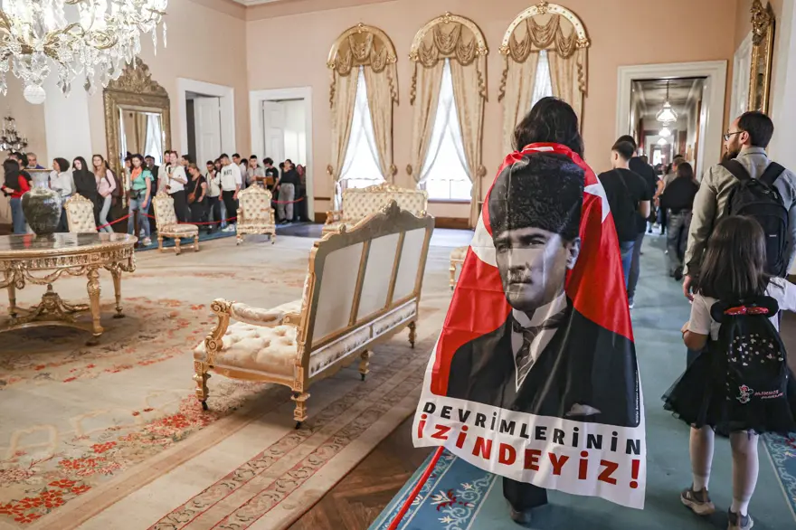 Dolmabahçe Sarayı'na Cumhuriyet'in 100. yılında ziyaretçi akını 4 Dolmabahçe Sarayı'na Cumhuriyet'in 100. yılında ziyaretçi akını 4