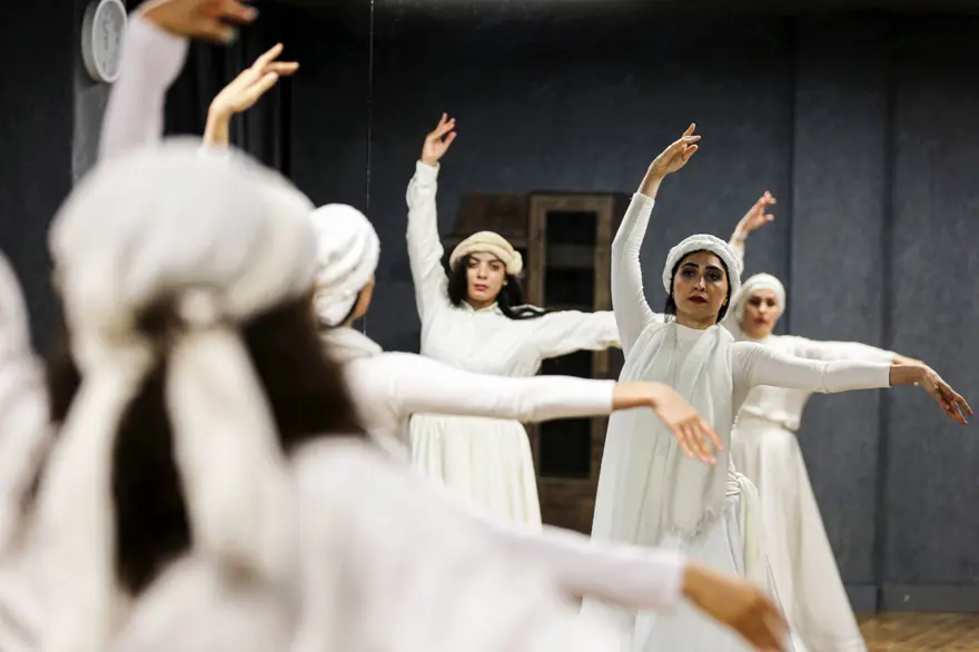 İranlı kadın dansçıların en büyük arzusu halka açık performans sergilemek 7