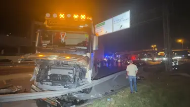 Beylikdüzü'nde karşı yöne geçen TIR dehşet saçtı: 1 ölü, 1 yaralı