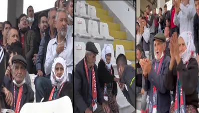 Torunlarının hiçbir maçını kaçırmıyorlar: Top atarken görünce seviniyoruz