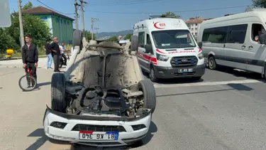 Düzce'de yayaya yol veren otomobile çarpıp takla attı