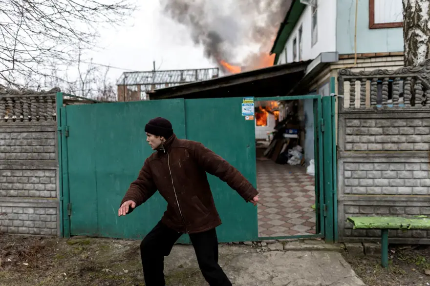 Kiev'in yanı başındaki İrpin'de bombardımanlar arttı: Halk kucaklarında çocuklarıyla bombalardan kaçmaya çalışıyor 3