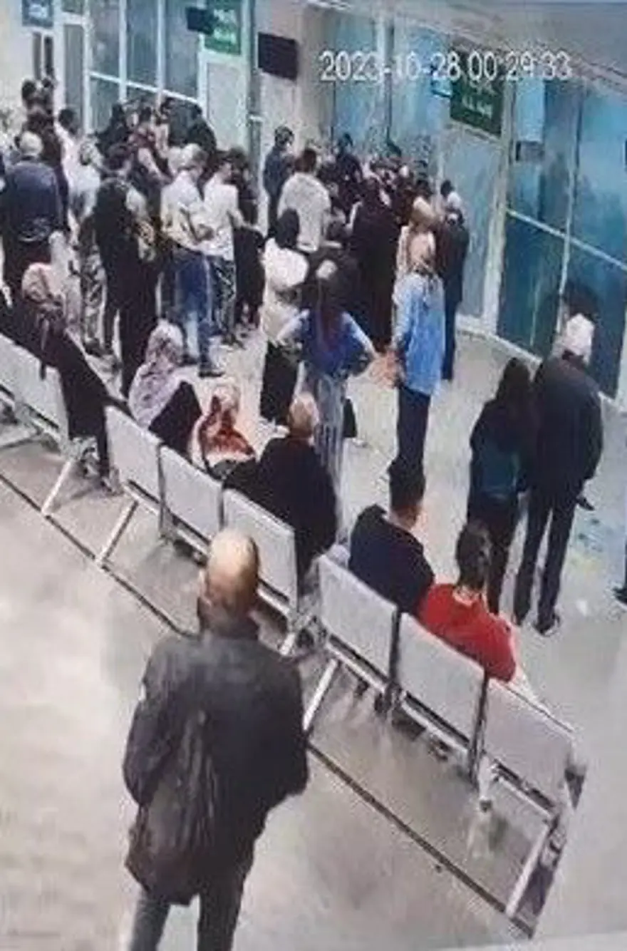 Doktorla tartıştı, hastaneden dışarı çıkarıldı 