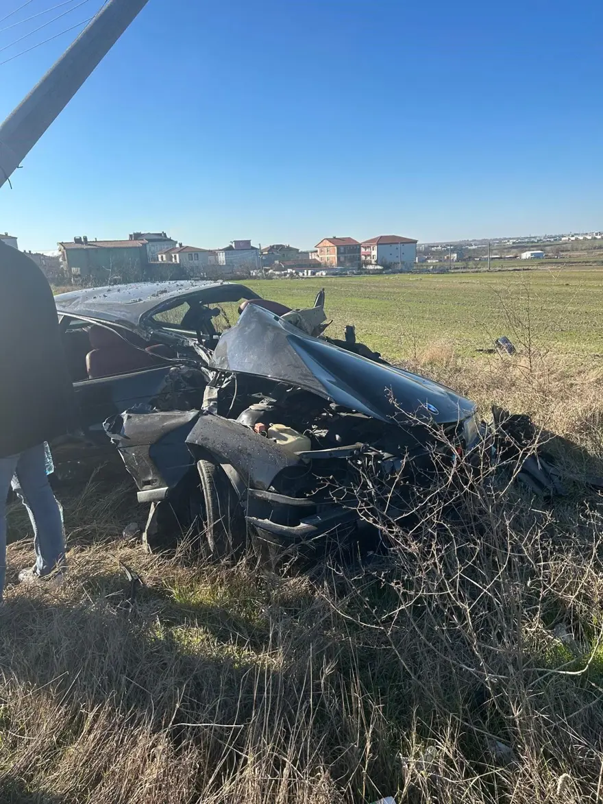 Hurdaya dönen araçtan sağ çıktılar 1