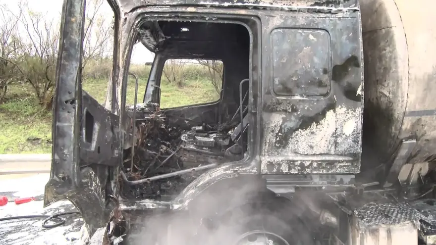 TEM’de lastiği patlayan tanker alev alev yandı 4