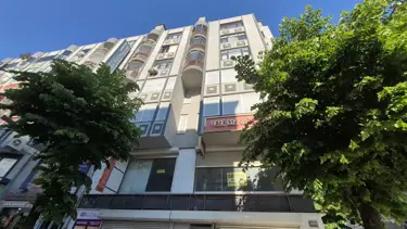 Avcılar'da binadan kopan beton parçaları bir kadının kafasına düştü
