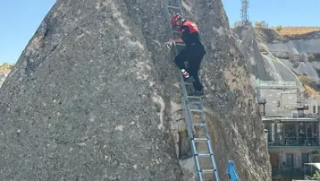 Peribacasında kedi kurtarma operasyonu