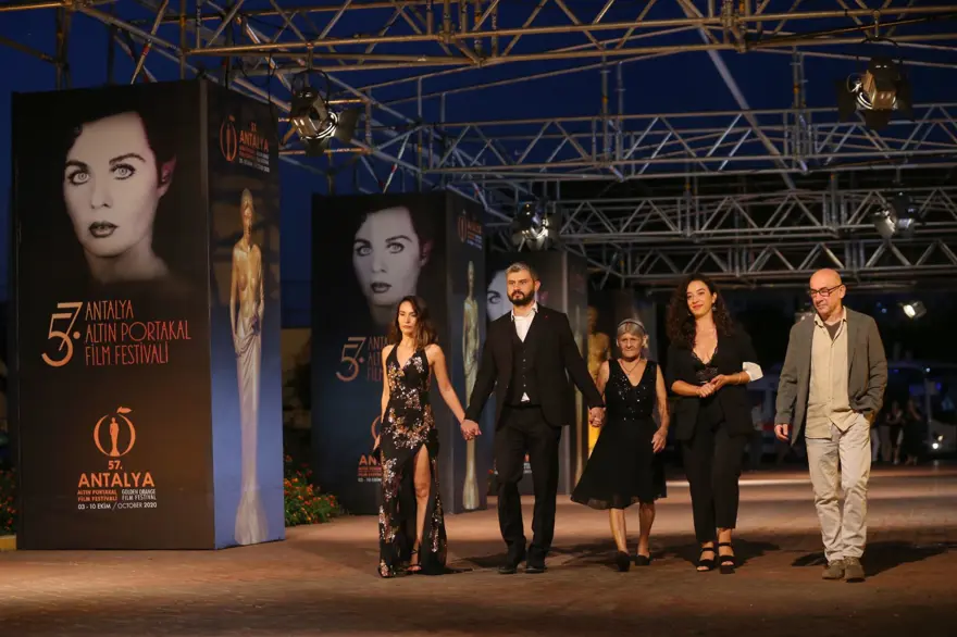 Altın Portakal Film Festivali kırmızı halı geçişiyle başladı 3