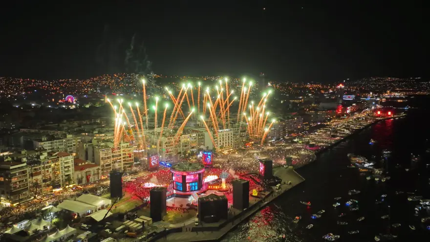 İzmir’de kurtuluş günü coşkusu: Tarkan konserine yüz binlerce kişi akın etti 10