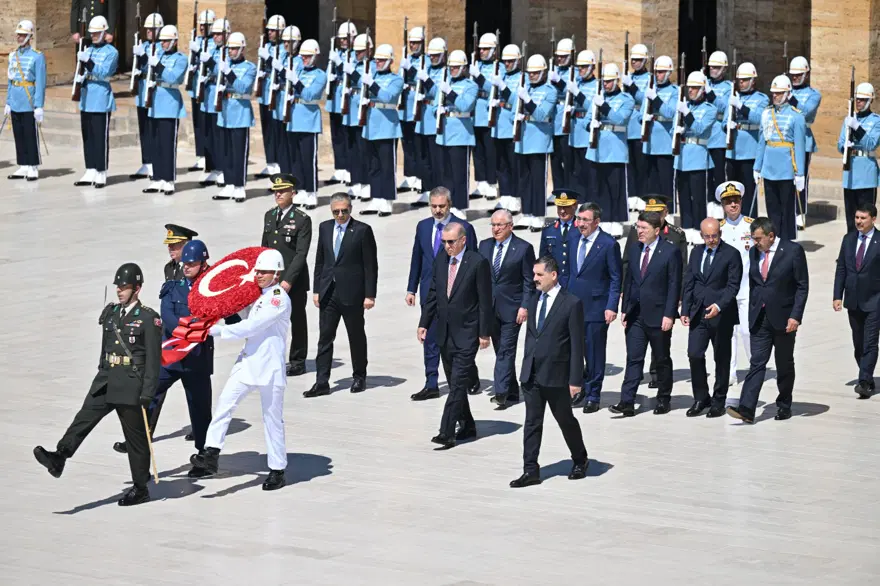 Cumhurbaşkanı Erdoğan ve YAŞ üyelerinden Anıtkabir’e ziyaret 