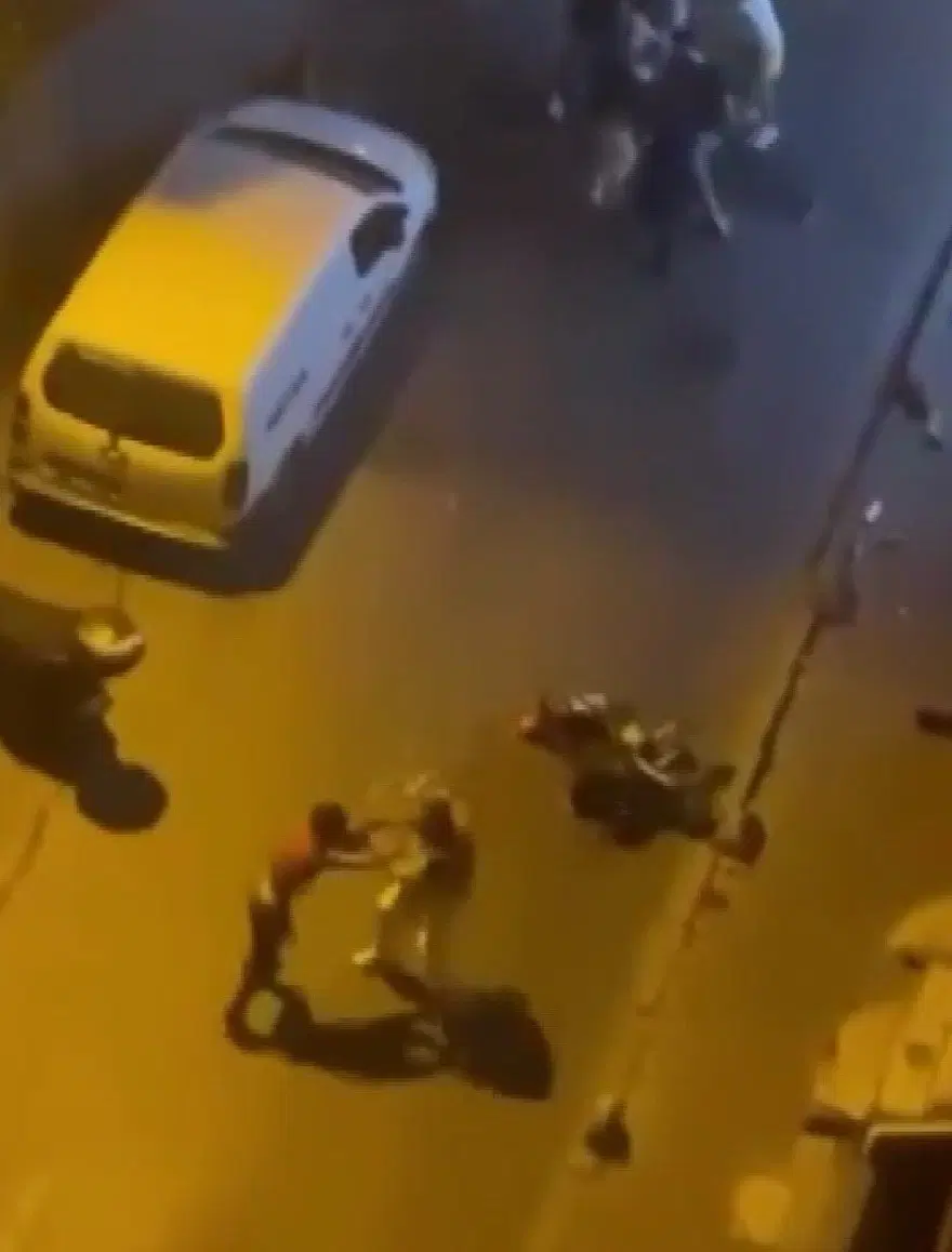 İstanbul'da meydan savaşı gibi kavga: Bebek arabasıyla saldırdı! 1 İstanbul'da meydan savaşı gibi kavga: Bebek arabasıyla saldırdı! 1