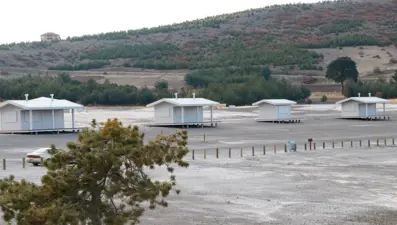 Salda Gölü kıyısına ahşap üniteler yerleştirilmeye başlandı