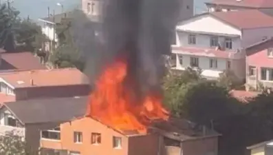 İstanbul'da yangın paniği: Dört kişi mahsur kaldı