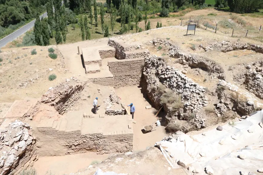 Niğde'deki höyük kazısında Pers dönemine ait alçı surlar bulundu 12 Niğde'deki höyük kazısında Pers dönemine ait alçı surlar bulundu 12