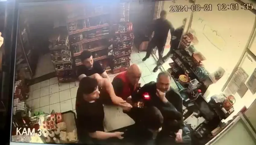 Siyasi broşür kavgasında yeni görüntü: Pompalı tüfekle saldırdılar 2 Siyasi broşür kavgasında yeni görüntü: Pompalı tüfekle saldırdılar 2