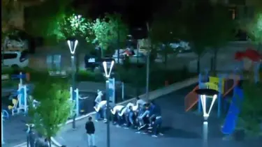 Kısıtlamaya uymadılar, parkta 'uzun eşek' oynadılar