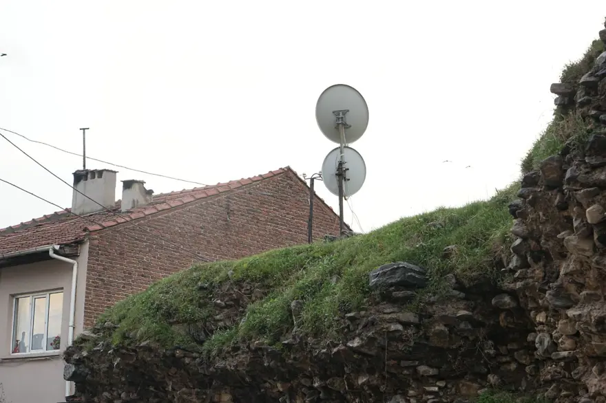2 bin yıllık tarihi surların üzerine çanak anten diktiler 2 bin yıllık tarihi surların üzerine çanak anten diktiler
