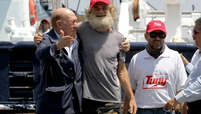 Köpeğiyle okyanusta 2 ay yaşam mücadelesi verdi: Avustralyalı balıkçı karaya ulaştı