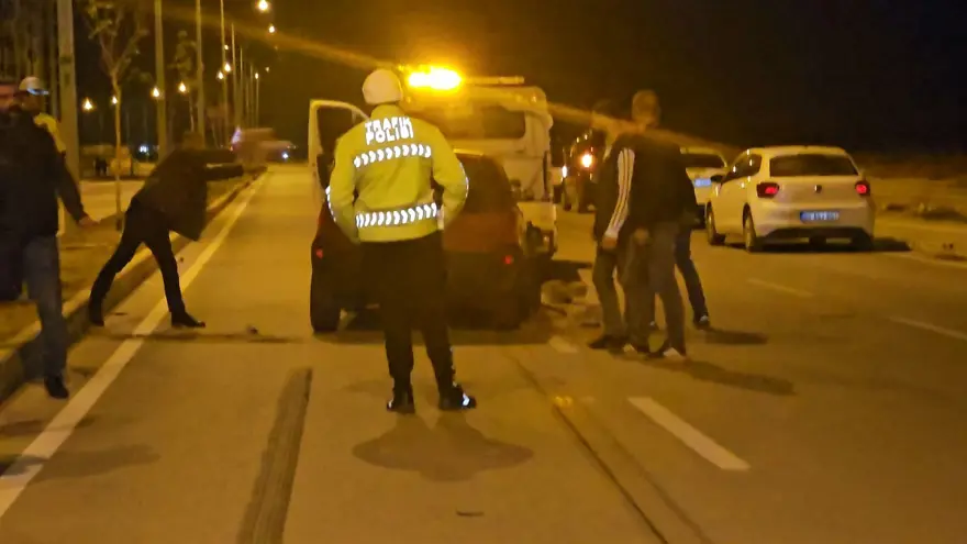 Otomobilin çarptığı motosikletli öldü, yakınları parke taşlarıyla araca saldırdı 