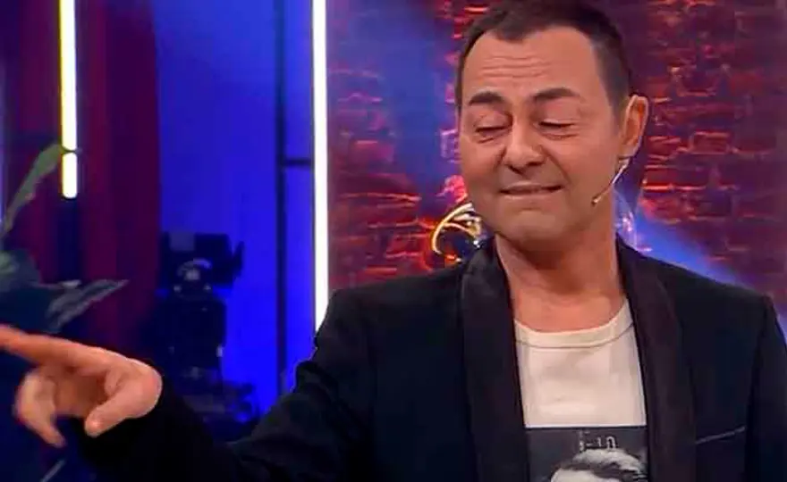 Serdar Ortaç’tan Alelade Show’da itiraf: Kızbanyoya indi, yatağın altında şişlik fark ettim 3 Serdar Ortaç’tan Alelade Show’da itiraf: Kızbanyoya indi, yatağın altında şişlik fark ettim 3