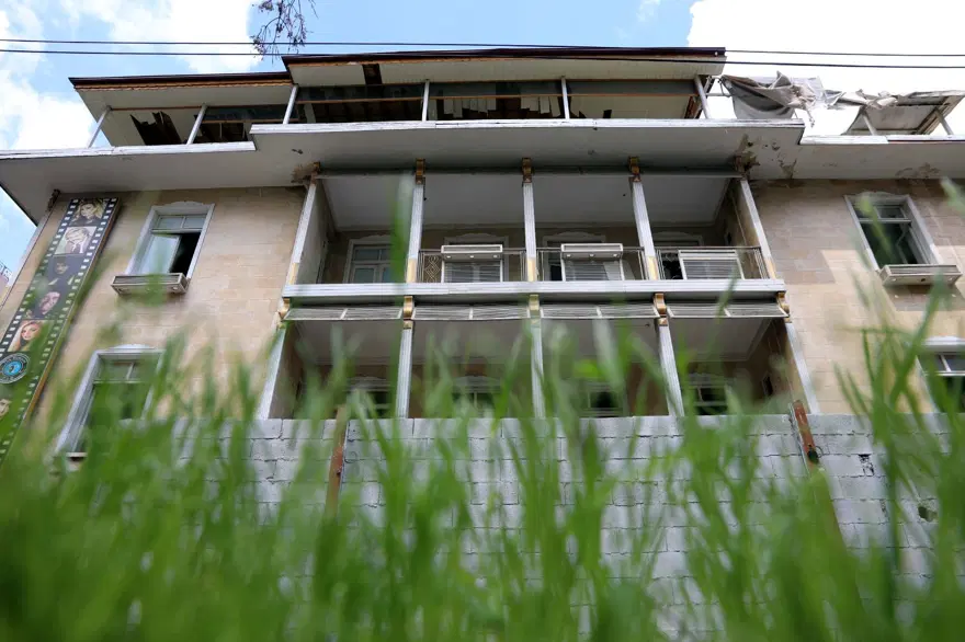 100 yıllık taş binanın kapıları, hırsızlara karşı briket örülerek kapatıldı 1