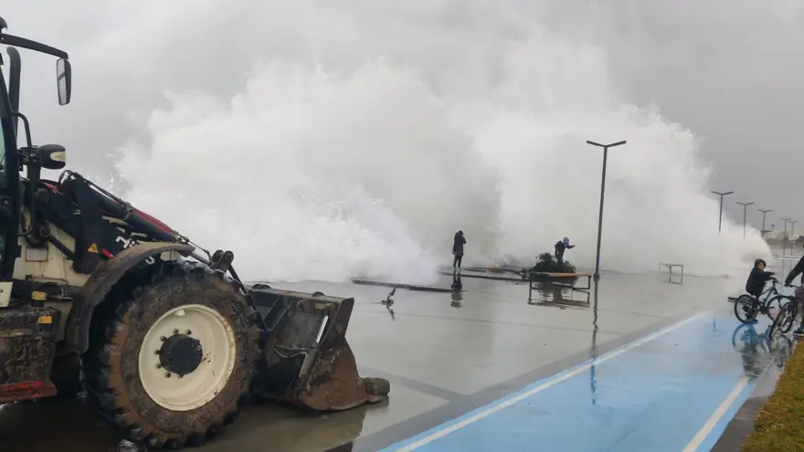 Dalgaların fotoğrafını çekeyim derken az kalsın canlarından oluyorlardı 