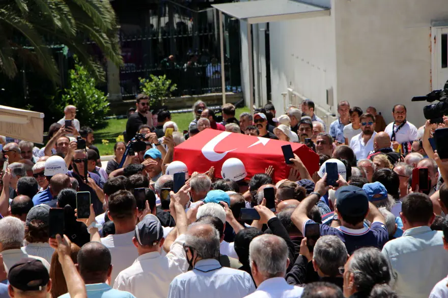 Cüneyt Arkın'ı binlerce kişi gözyaşlarıyla uğurladı 27 Cüneyt Arkın'ı binlerce kişi gözyaşlarıyla uğurladı 27