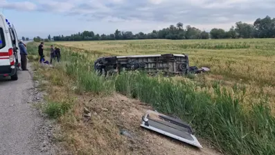 Düğünden dönenleri taşıyan minibüs devrildi: Yaralılar var