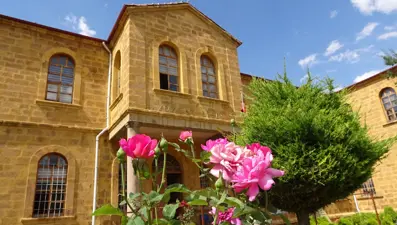 130 yıllık taş mektep, ihtişamıyla göz kamaştırıyor