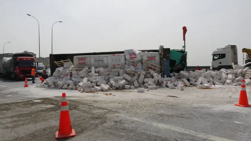TEM'de zincirleme kaza: İstanbul yönü trafiğe kapandı 11 TEM'de zincirleme kaza: İstanbul yönü trafiğe kapandı 11