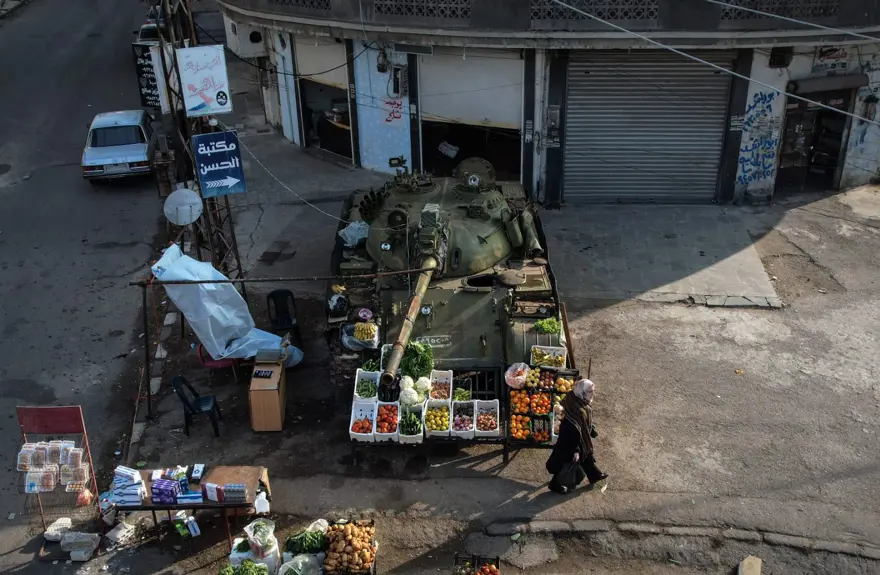 Suriyeli esnaf Esad'ın tanklarını manav tezgahına çevirdi 7 Suriyeli esnaf Esad'ın tanklarını manav tezgahına çevirdi 7