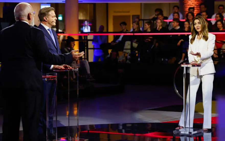 Hollanda'da yabancı düşmanı Wilders kazandı 12