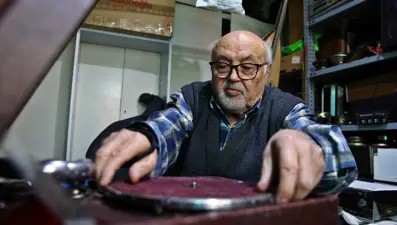 10 yaşında çırak olarak başladı, mesleğe ömrünü verdi: Ekrem usta arızalı gramofonlara ses veriyor