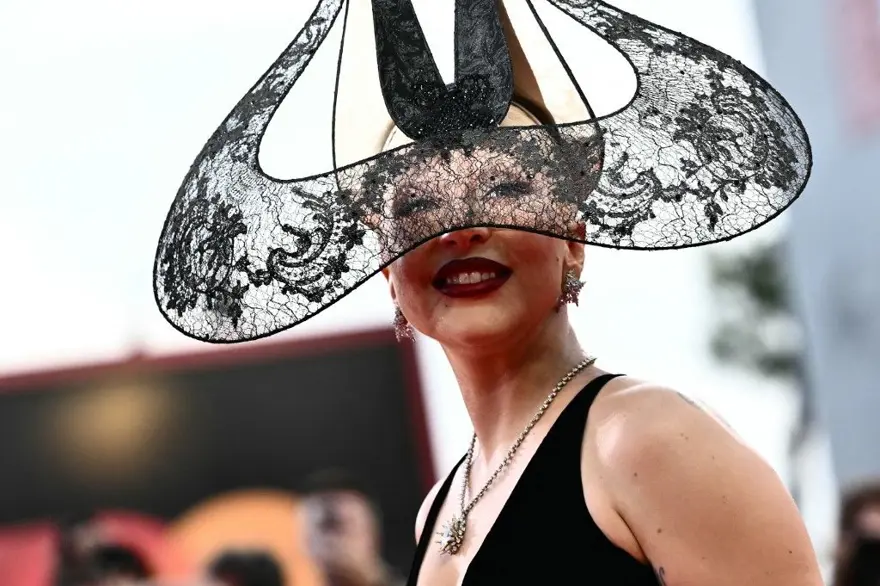 Lady Gaga, erkek olduğu yönündeki iddialara yanıt verdi 