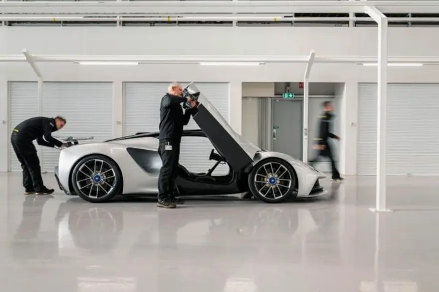 2.2 milyon dolarlık elektrikli otomobil piyasaya çıkmadan tükendi 8