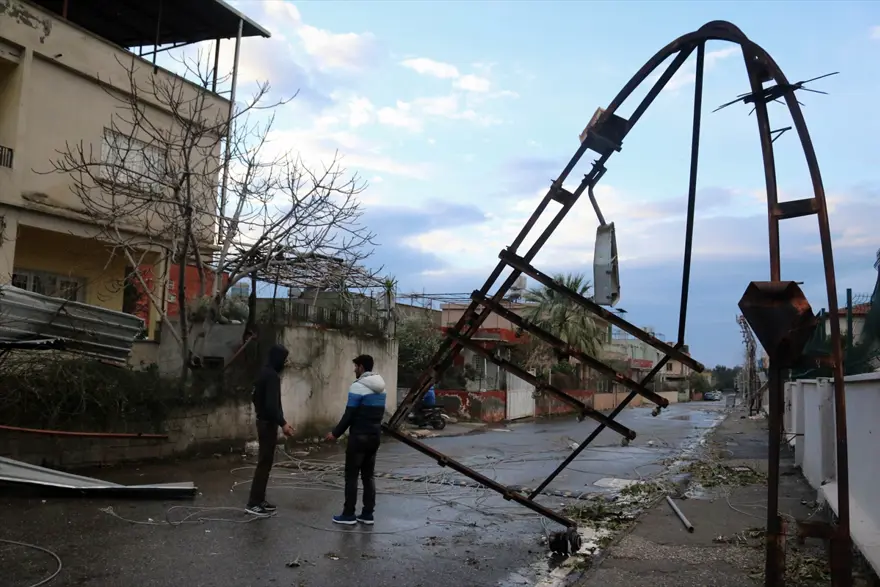 Fırtına nedeniyle 2 TIR devrildi 3