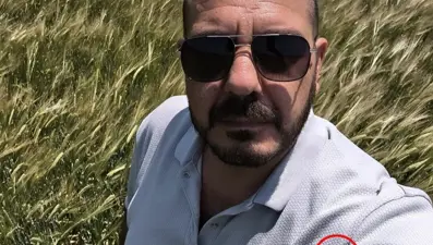 Hayat kurtaran selfie: Çektiği fotoğrafta keneyi fark etti