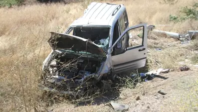 Önce ağaca, sonra direğe çarptı: Beş yaralı