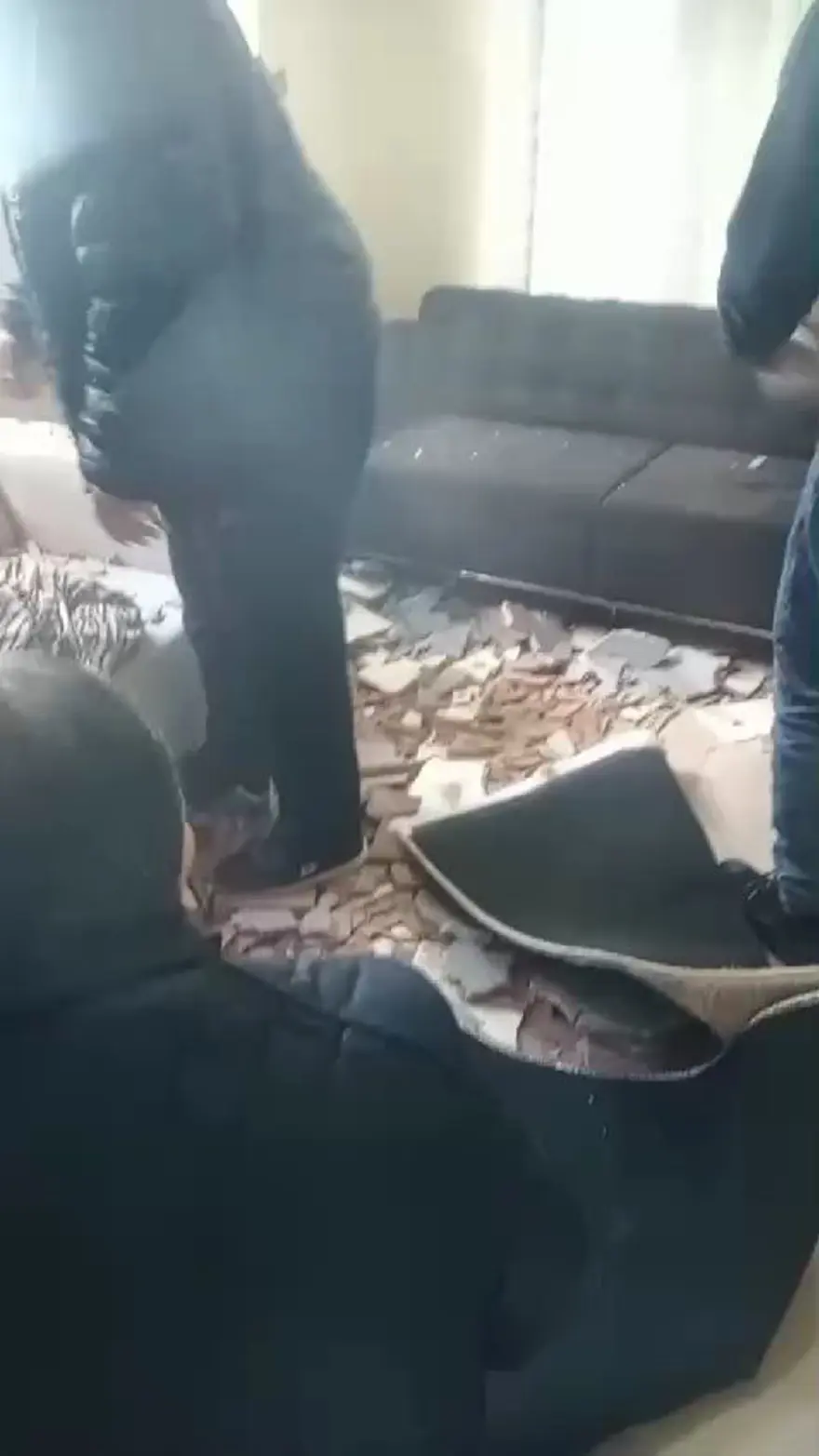 Faciadan dönüldü: Yıkım sırasında yan binanın duvarı yıkıldı 5 Faciadan dönüldü: Yıkım sırasında yan binanın duvarı yıkıldı 5