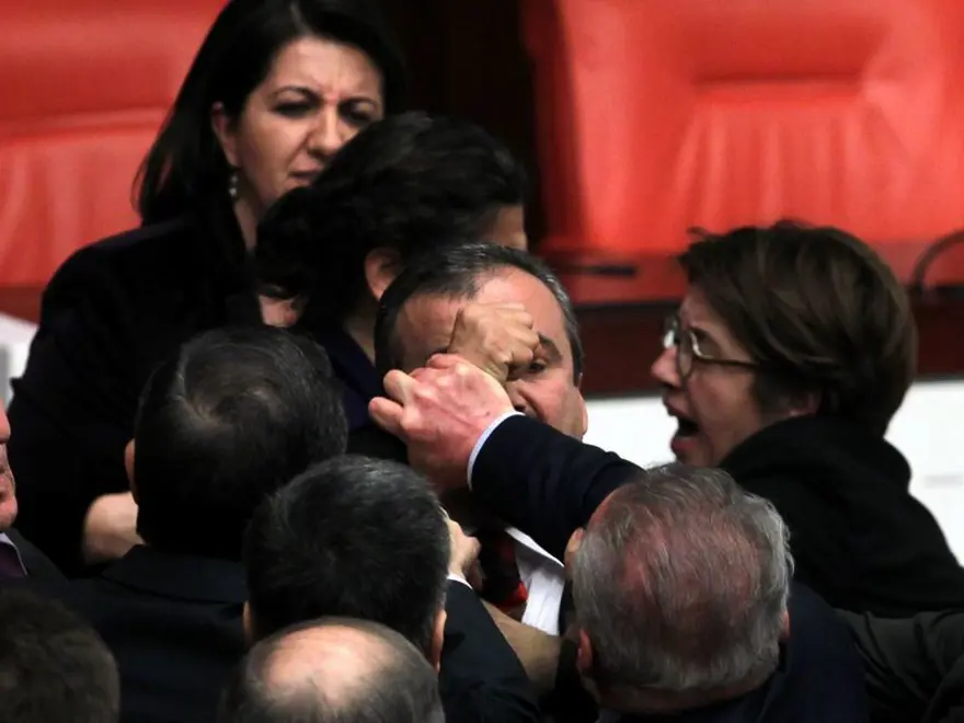 Meclis'te gergin oturum 8