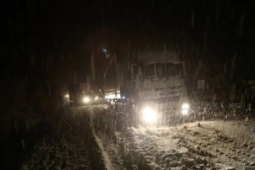 Sivas-Tokat karayolu yoğun kar yağışı dolayısıyla trafiğe kapandı 12