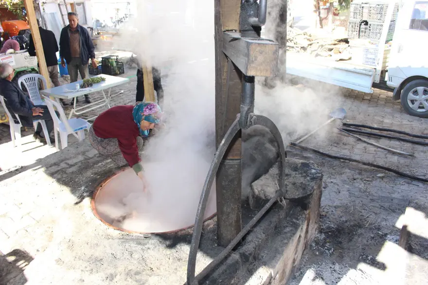 Saatte 1 tondan fazla üzüm sıkıyor! Vatandaştan tam puan aldı: Eskiden çizmelerle eziyorduk Saatte 1 tondan fazla üzüm sıkıyor! Vatandaştan tam puan aldı: Eskiden çizmelerle eziyorduk