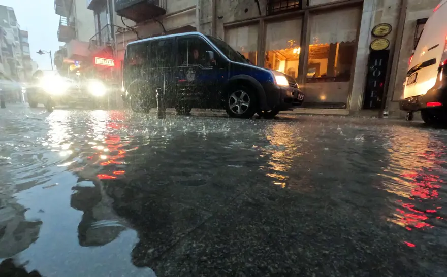 Çanakkale'de sağanak: Cadde ve sokaklar göle döndü 4