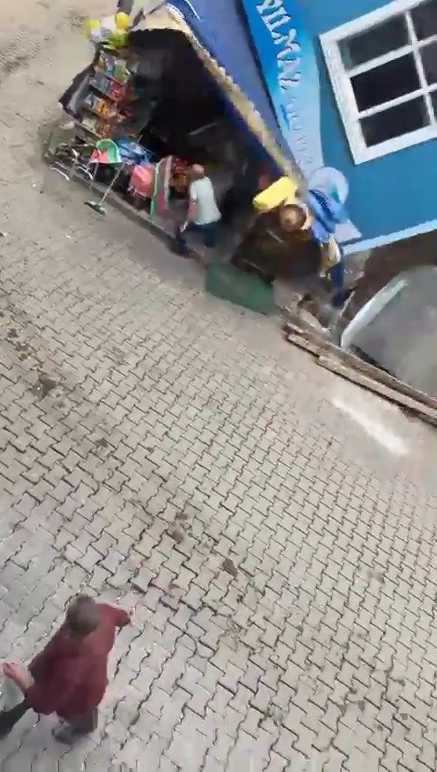 Temel kazısı marketi yuttu! Artvin’de yıkılan binada birkişi yaralandı 