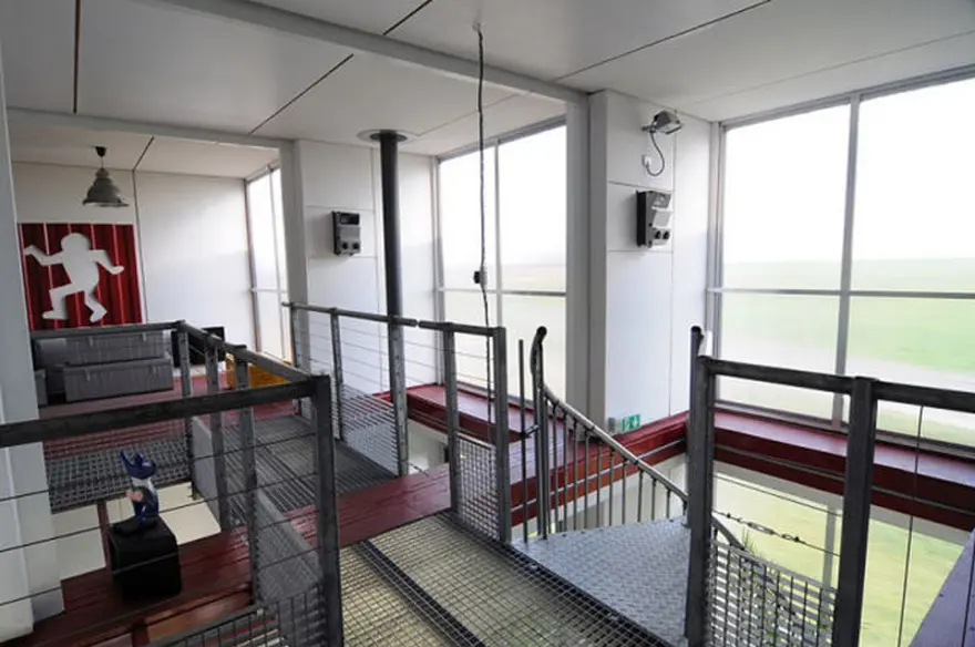 Kırmızı ahşap paneller ve metal tasarım ağırlıklı olarak göze çarpıyor 9