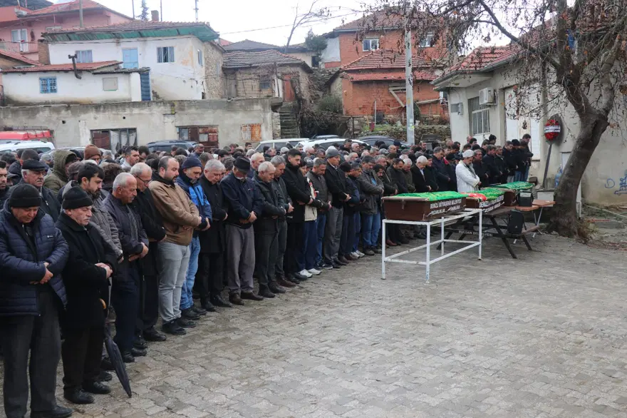 Denizli'de korkunç kaza: Aynı aileden 3 kişi öldü 4 Denizli'de korkunç kaza: Aynı aileden 3 kişi öldü 4