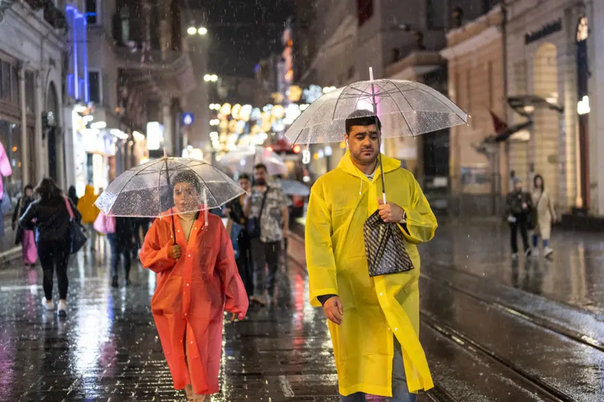 İstanbul'da sağanak hayatı olumsuz etkiledi 23