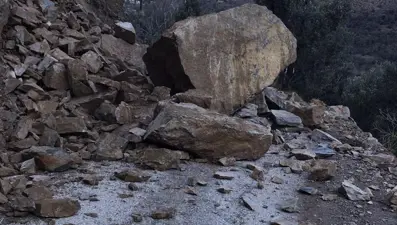 Yusufeli'nde heyelan: Yol kapandı