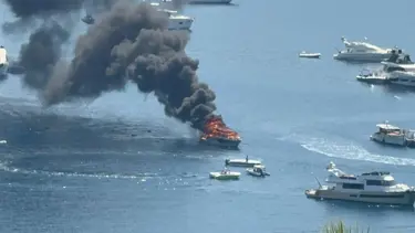 Bodrum'da denizin ortasındaki tekne alev alev yandı